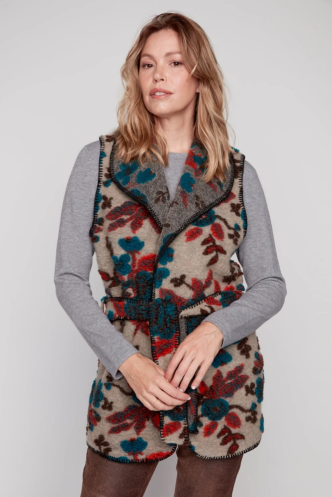 Le gilet ceinturé en laine bouillie avec broderie florale