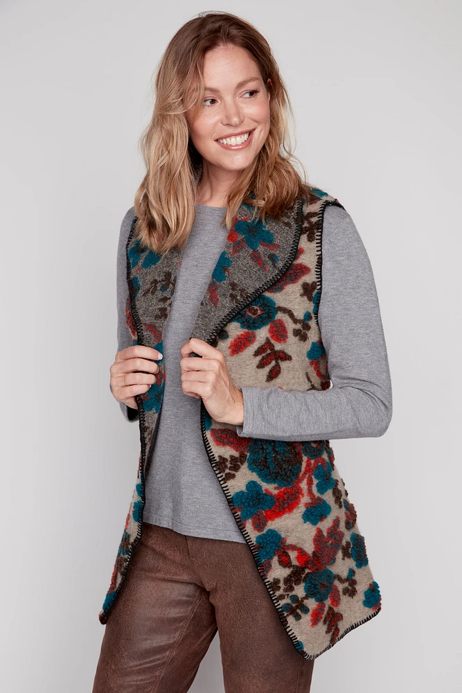 Le gilet ceinturé en laine bouillie avec broderie florale