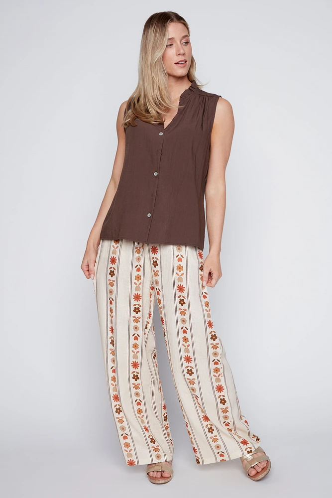 La blouse à col volanté