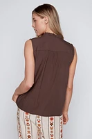 La blouse à col volanté