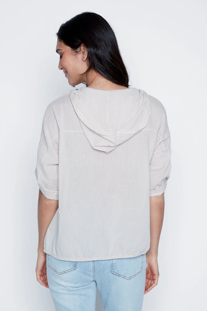 La blouse en coton à feuilles brodées