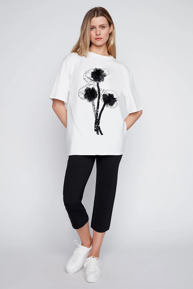Le t-shirt en coton à fleurs avec dentelle