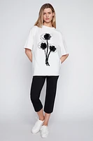 Le t-shirt en coton à fleurs avec dentelle