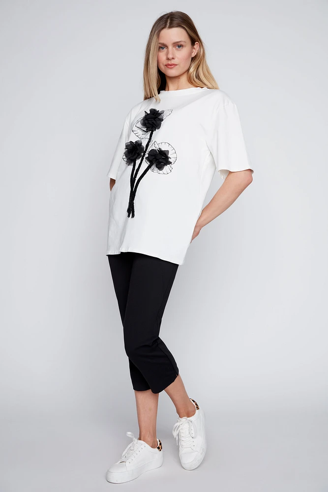 Le t-shirt en coton à fleurs avec dentelle