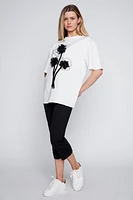 Le t-shirt en coton à fleurs avec dentelle