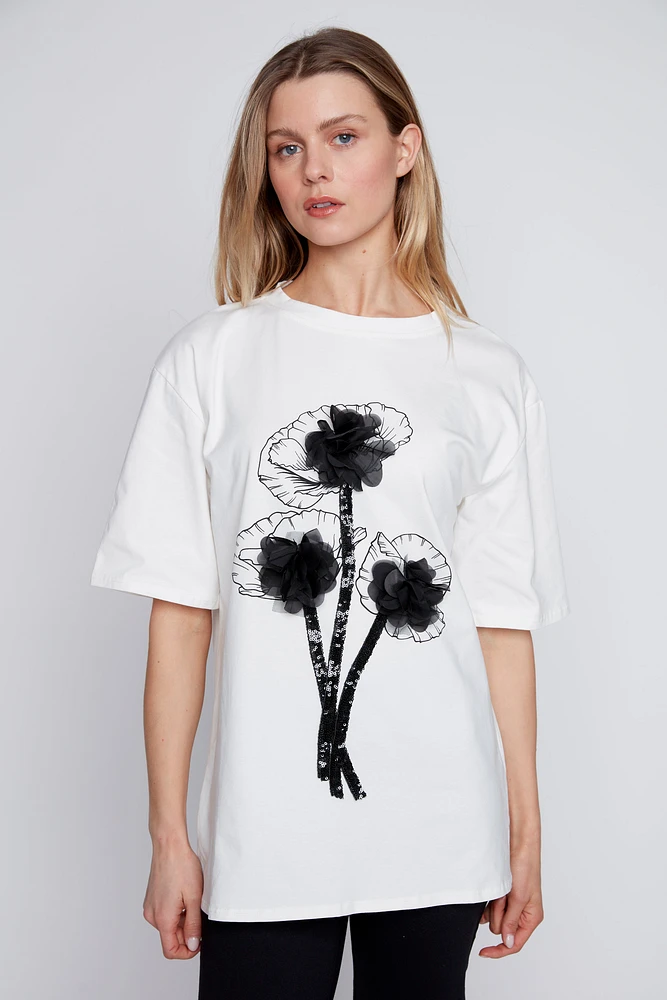Le t-shirt en coton à fleurs avec dentelle