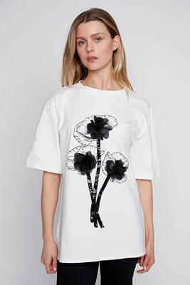 Le t-shirt en coton à fleurs avec dentelle