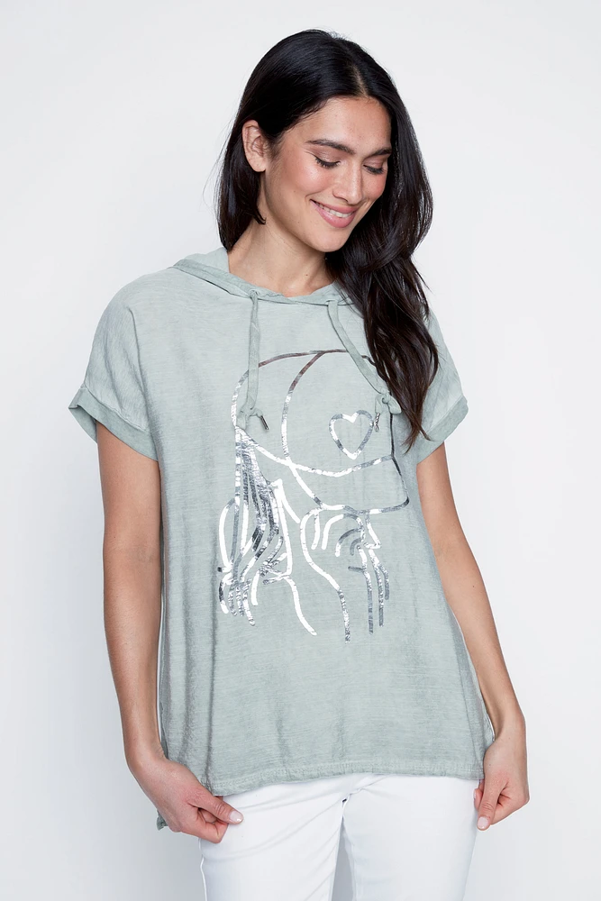 Le sweat à capuche froissé avec visage