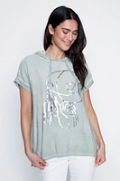 Le sweat à capuche froissé avec visage
