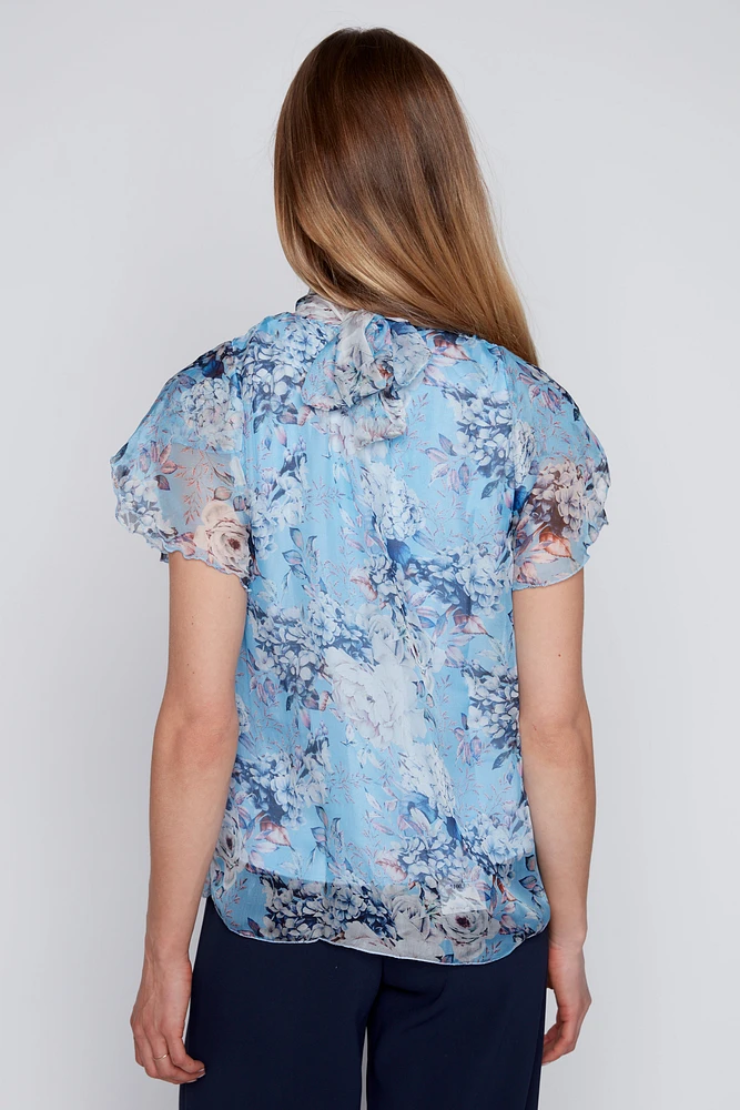 Le haut en soie à imprimé floral