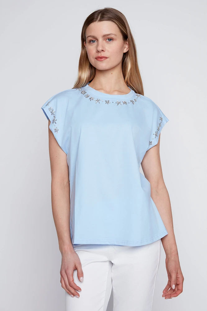 Le t-shirt en coton uni avec bordure cloutée strass