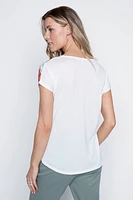 Le t-shirt portrait de fille avec chapeau