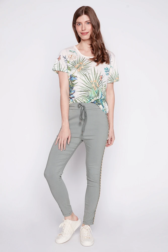 Le pantalon froissé avec bande latérale