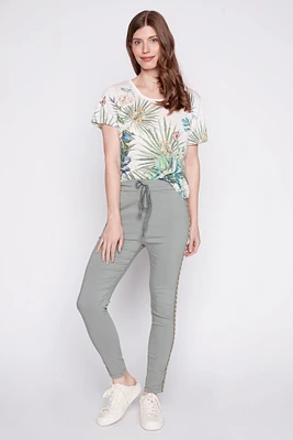 Le pantalon froissé avec bande latérale