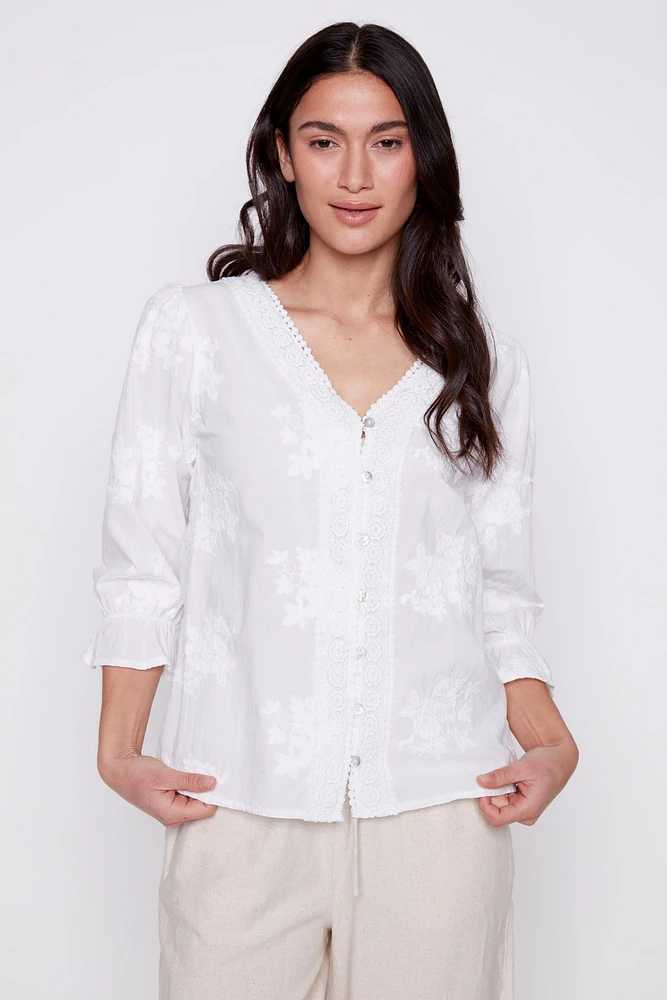 La blouse en coton avec broderie