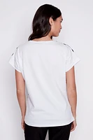 Le t-shirt à rayures au design tendance