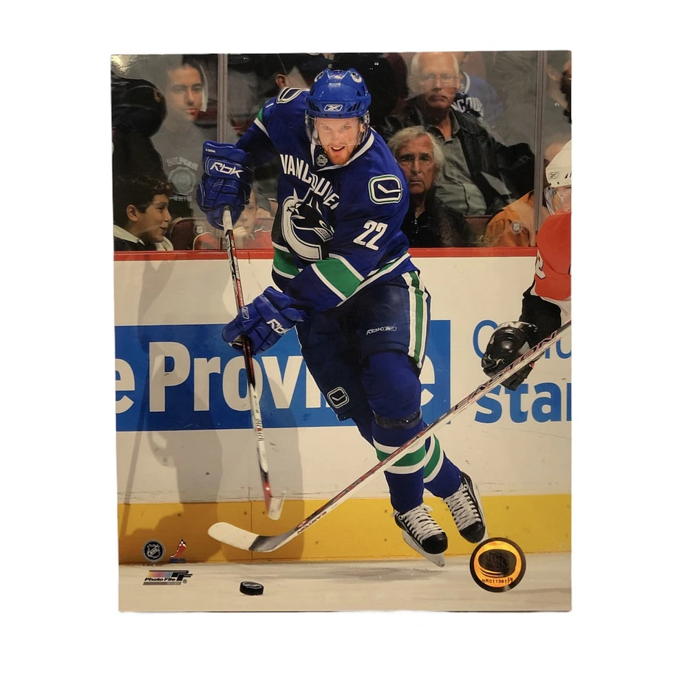 NHL 8X10 Player Photograph vs Flyers Daniel Sedin Canucks