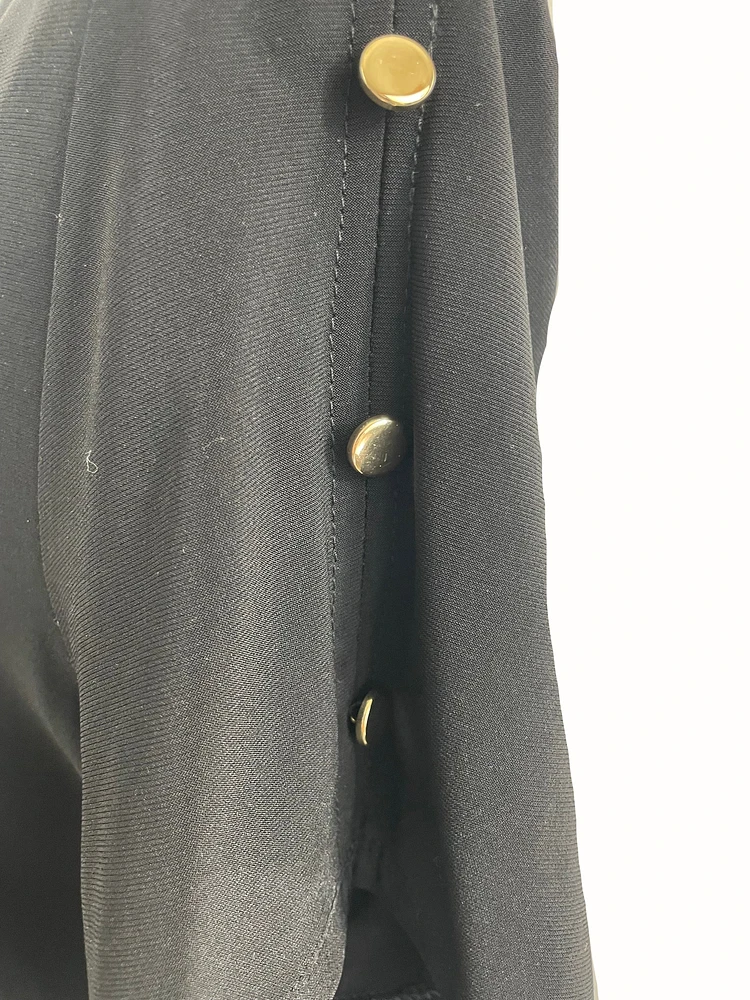 Haut uni avec boutons dorés aux manches