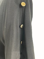 Haut uni avec boutons dorés aux manches