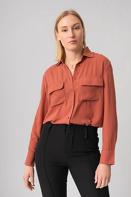 La blouse diaphane unie avec poches