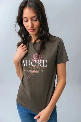 Le t-shirt imprimé « ADORE »