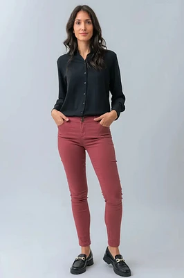Le jeans étroit coloré sculptant