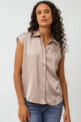 La blouse sans manche satinée