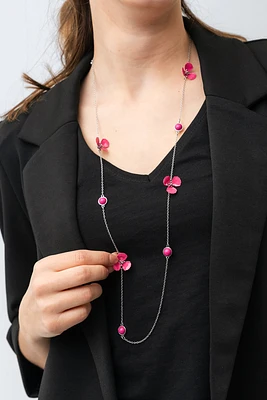Le collier chaîne fleurs et pierres