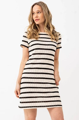 La robe en tricot rayée