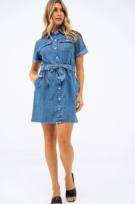 La robe en denim avec ceinture