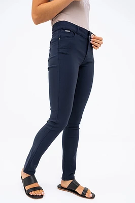 Le pantalon extensible deux boutons