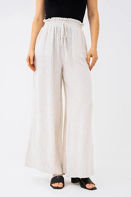 Le pantalon en lin à fines rayures