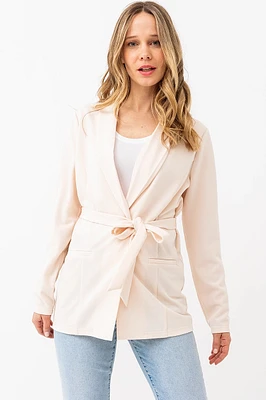 Le blazer uni ceinturé