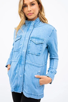 Le manteau en denim zippé