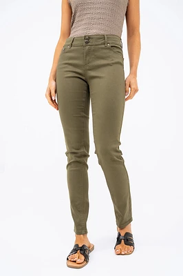 Le jeans étroit coloré sculptant