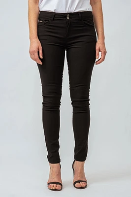 Le jeans étroit coloré sculptant