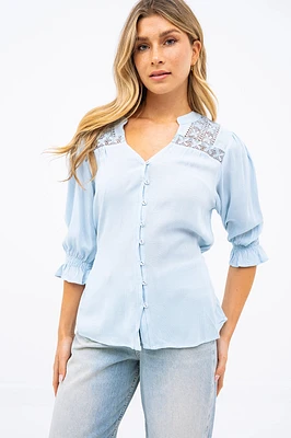 La blouse légère avec dentelle en tricot