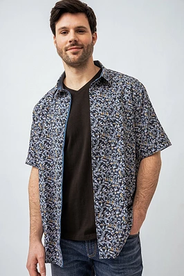 La chemise imprimée feuilles