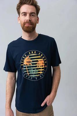 Le t-shirt imprimé « Relax and enjoy »