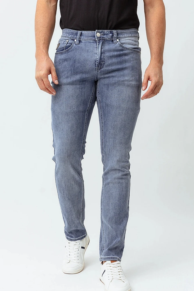 Le jeans en tricot de denim ajusté Lois | Modèle Peter Slim