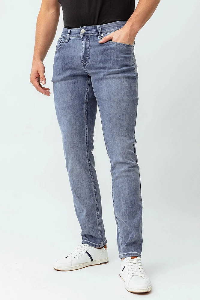 Le jeans en tricot de denim ajusté Lois | Modèle Peter Slim