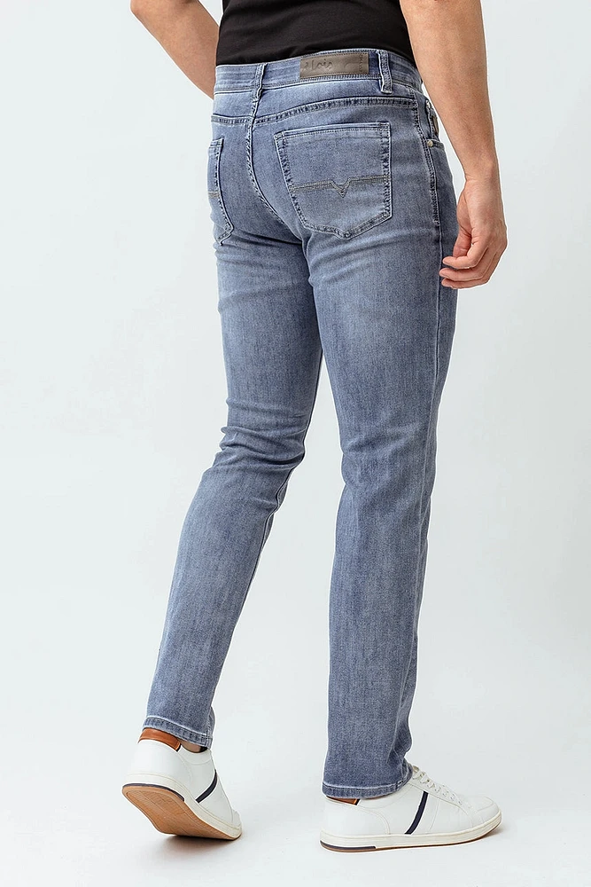Le jeans en tricot de denim ajusté Lois | Modèle Peter Slim