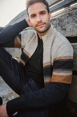 Le cardigan zippé en tricot panier
