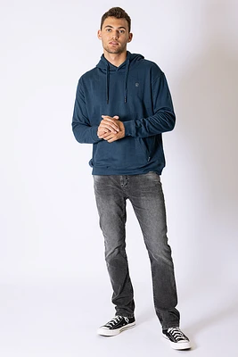 Le jeans droit délavé