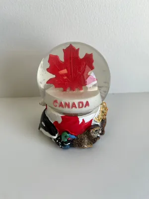 CANADA ANIMAL SNOW GLOBE