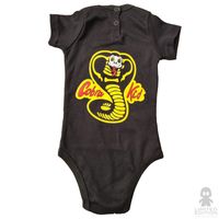 Conelly Baby Pañalero Cobra Kid Cobra Kai By Jon Hurwitz, Hayden Schlossberg & Josh Heald - Limited Edition