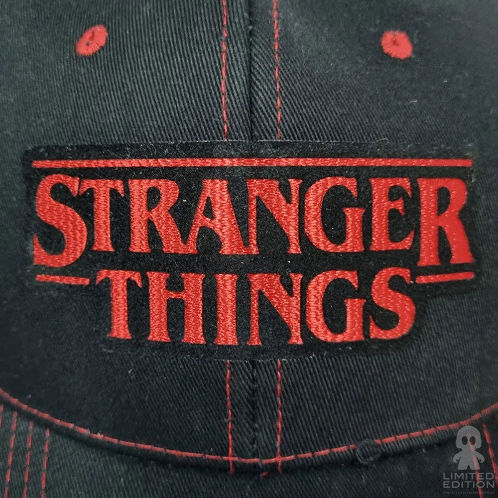 Limited Edition Gorra Negra Con Degradado Rojo Logo Stranger Things By Hermanos Duffer - Limited Edition