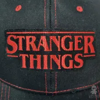 Limited Edition Gorra Negra Con Degradado Rojo Logo Stranger Things By Hermanos Duffer - Limited Edition