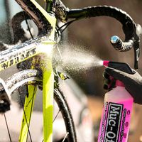 LIMPIADOR MUC-OFF DE BICICLETA 1L EN SPRAY ROSA