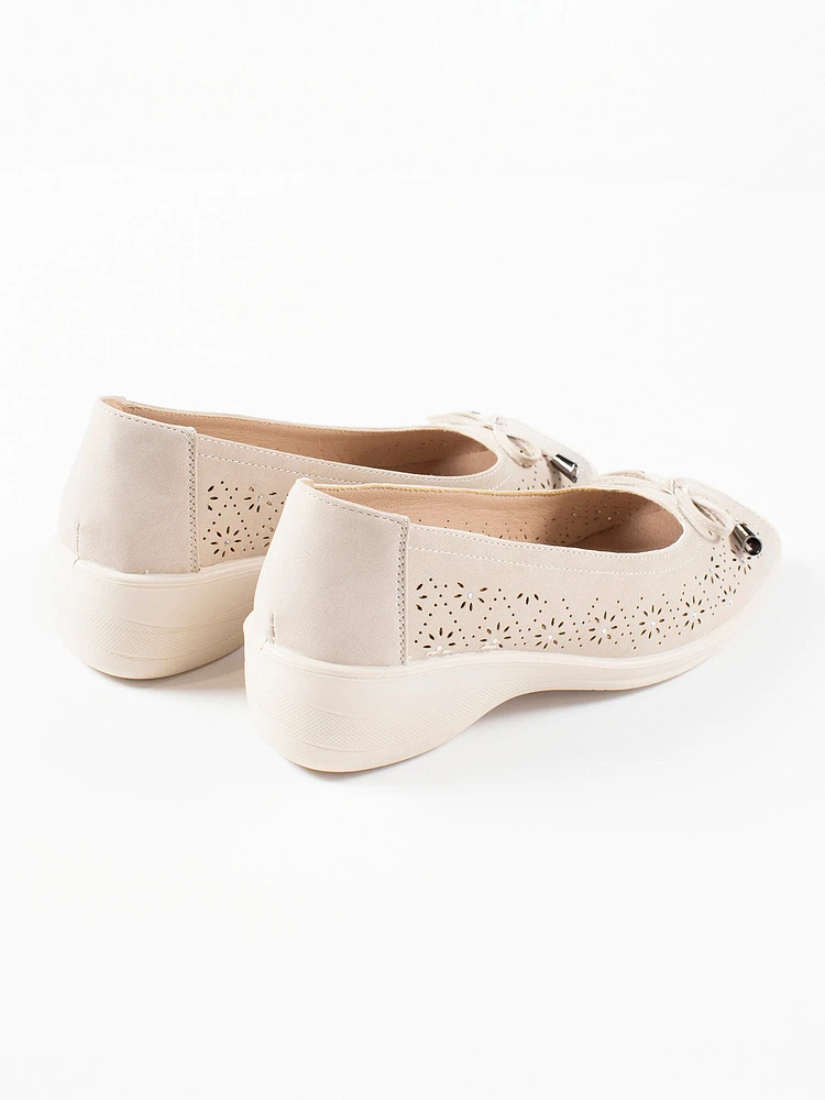 Flat shoes